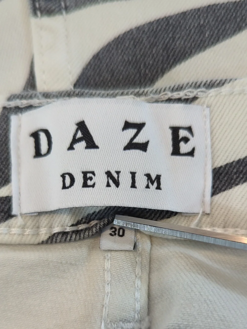 DAZE Zebra Print Wide Leg Raw Hem Jeans Size 30  new